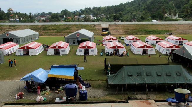 Suasana tenda pengungsian, di Stadion Manakarra Mamuju, Sulawesi Barat, Minggu (24/1/2021). [ANTARA FOTO /Akbar Tado]
