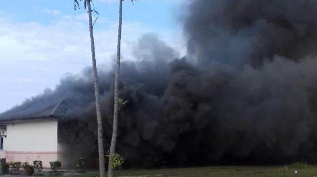 Diduga Kesal Rekannya Dituduh Mencuri, Warga Bakar Kantor di Ketapang