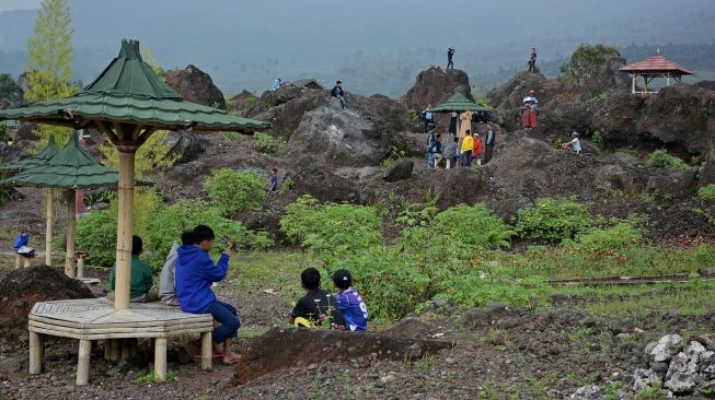 Sejumlah wisatawan mengunjungi kawasan Geowisata blok Seureuh Jawa, Tarogong Kaler, Kabupaten Garut, Jawa Barat, Minggu (24/1/2021). [ANTARA FOTO/Candra Yanuarsyah]
