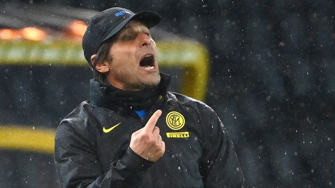 Pelatih Inter Milan Antonio Conte meberikan arahan kepada pemain Inter Milan selama pertandingan sepak bola Serie A Italia Udinese melawan Inter Milan di Dacia Arena, Minggu (24/1/2021) dini hari WIB.  [Vincenzo PINTO / AFP]