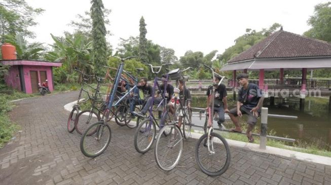 Komunitas sepeda tinggi Yogyakarta memamerkan sepeda tinggi di wilayah Bantul, Minggu (24/1/2021). - (SuaraJogja.id/Muhammad Ilham Baktora)