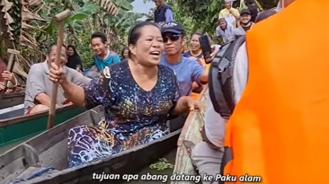 Emak-emak korban banjir di Kalimantan Selatan memberikan pantun untuk Baim Wong / [Foto tangkapan layar akun youtube Baim Paula]