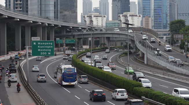 Sejumlah kendaraan bermotor melintas di kawasan Kuningan, Jakarta, Sabtu (23/1/2021).  ANTARA FOTO/Indrianto Eko Suwarso
