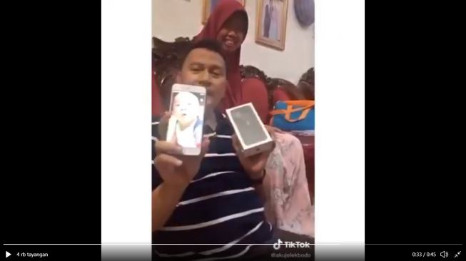 Mardani Ali Sera menunjukkan ponsel lama dan barunya yang dibelikan oleh empat orang anaknya. - (Twitter/@MardaniAliSera)