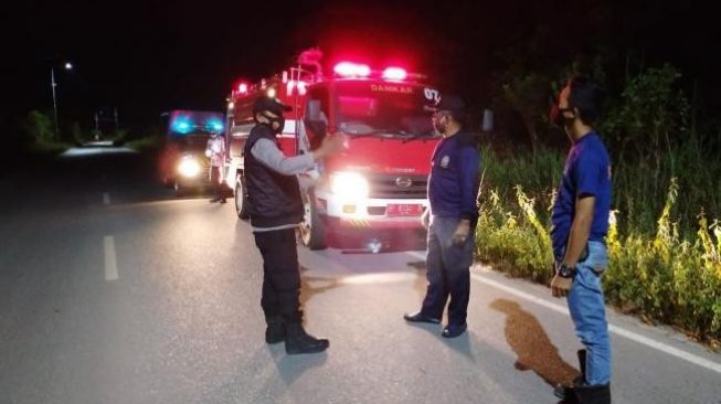 Damkar Bintan Berjibaku Padamkan Kebakaran Lahan Seluas 4 Hektare