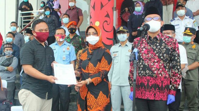 Mengharukan, Putra Tertua Terima Akta Kematian Muhammad Nur Kholifatul Amin