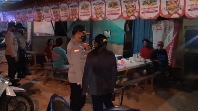Polisi Sambangi Warung dan Pusat Keramaian di Batam