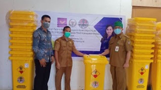 Yessy Melania Serahkan Dropbox Sampah Medis Untuk RSUD Melawi