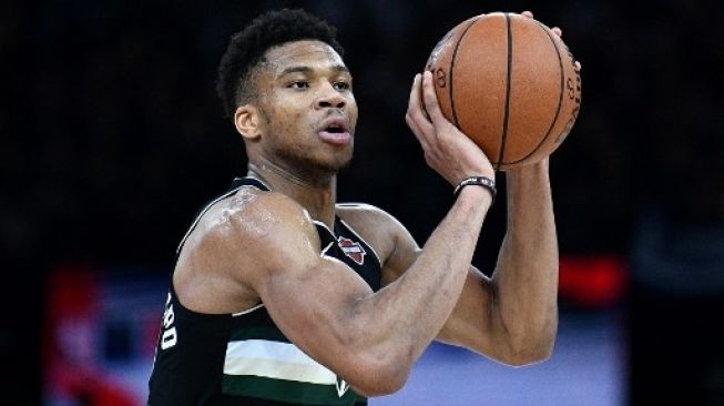 Forward Milwaukee Bucks Giannis Antetokounmpo mencoba memasukan bola dalam lanjutan NBA. FRANCK FIFE / AFP