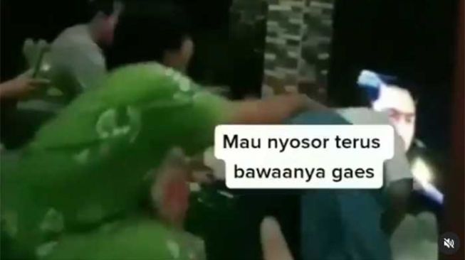 Tangkapan layar tingkah emak-emak nonton sinetron Ikatan Cinta. [Instagram/@pkukehilangan]