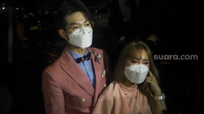 Pasangan Lee Jeong Hoon dan Moa Aeim menemui awak media usai menghadiri acara pertunangan Vicky Prasetyo dan Kalina Oktarani di Bekasi, Jawa Barat, Minggu (24/1/2021). [Suara.com/Alfian Winanto]