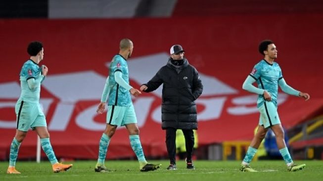 Manajer Liverpool Jurgen Klopp menghibur para pemainnya setelah mereka tersingkir di babak keempat Piala FA di Old Trafford di Manchester United. Laurence Griffiths / POOL / AFP     