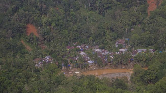 Foto udara kondisi sebuah desa yang luluh lantak akibat banjir bandang di Kabupaten Hulu Sungai Tengah, Kalimantan Selatan, Minggu (24/1/2021).  [ANTARA FOTO/Bayu Pratama S]