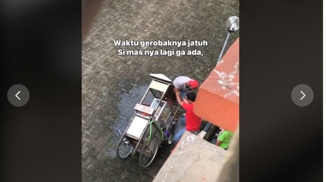 Nyesek! Gerobak Bakso Mendadak Ambruk, Aksi Polos Bocah Ini Bikin Terharu