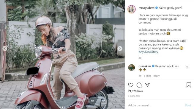 Ayu Dewi dengan motor Vespanya (Instagram)