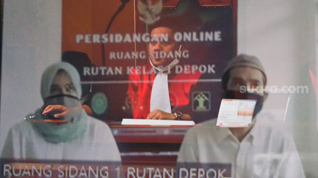 Foto double eksposure saat Aktris Catherine Wilson menjalani sidang putusan kasus narkoba yang digelar secara virtual di Pengadilan Negeri Depok, Jawa Barat, Senin (25/1/2021). [Suara.com/Alfian Winanto] 