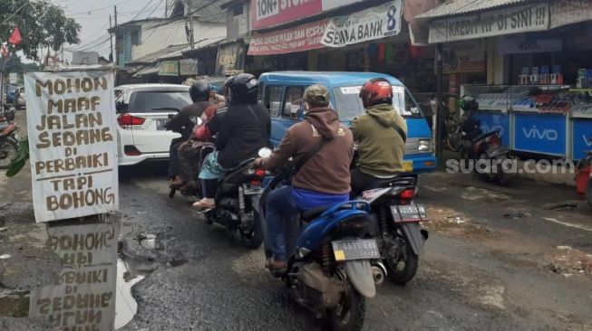 Warga Sindir Pemkab Bogor: Mohon Maaf Jalan sedang Diperbaiki, Tapi Bohong