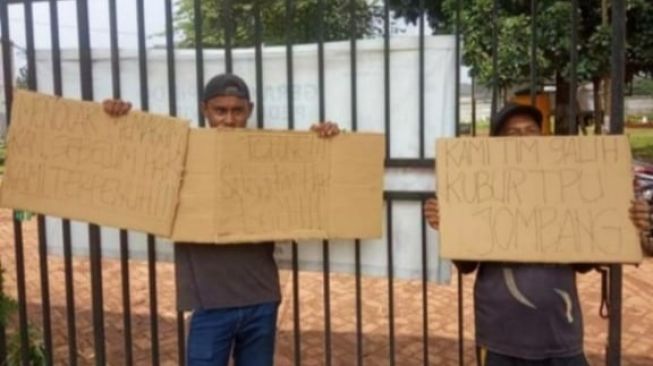 Tukang gali kubur di TPU Jombang Ciputat, Tangsel, melakukan aksi protes lantaran upahnya dibayar per minggu, Senin (25/1/2021). [Ist]