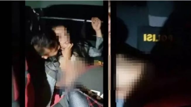 Pria cepak gerayangi perempuan di mobil, videonya viral di media sosial.