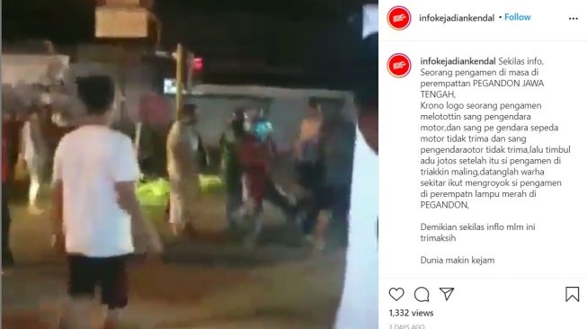 Pengamen diamuk massa di jalan, diduga karena emosi tidak diberi uang oleh pemotor (Instagram)