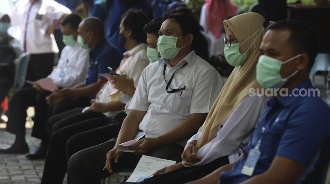 Aparatur Sipil Negara (ASN) menunggu giliran untuk mengikuti tes usap (swab test) antigen di kantor Badan Pengawasan Keuangan dan Pembangunan (BPKP), Jakarta, Senin (25/1/2021). [Suara.com/Angga Budhiyanto] 