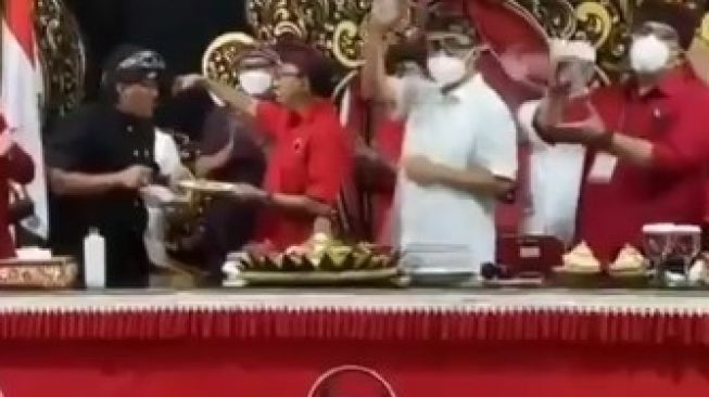 Diwarnai Aksi Buka Masker dan Suap-suapan, Acara PDIP di Bali Disorot