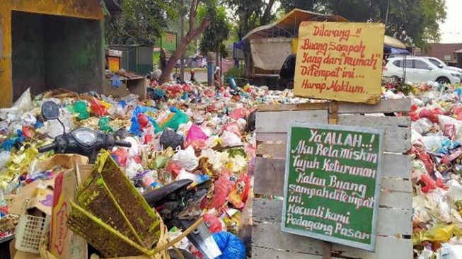 Angkut Sampah Seluas Lapangan Bola, Pemkot Bekasi Baru Kerahkan 20 Personil