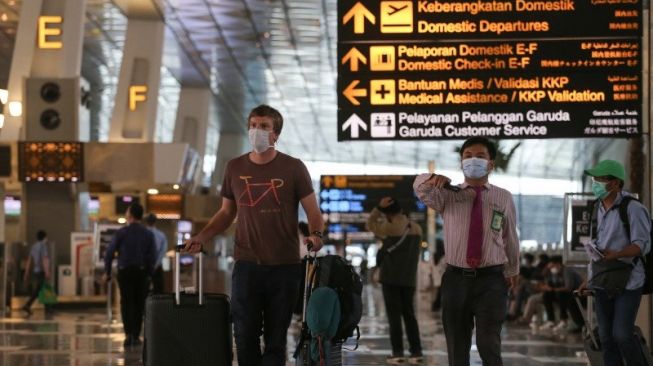 Seorang warga negara asing (WNA) berjalan di Terminal 3 Bandara Internasional Soekarno-Hatta, Tangerang, Banten, Rabu (13/1/2021). ANTARA FOTO/Fauzan/wsj. (ANTARA FOTO/FAUZAN)