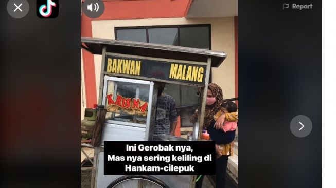 Gerobak bakso ambruk. [TikTok/@brownsugarrrrrrrrrr]