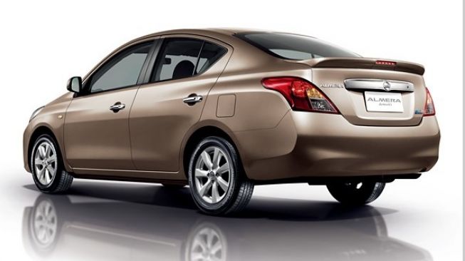 Bagian buritan Nissan Almera, yang diproduki perdana 2010, versi Thailand [Nissan Global].