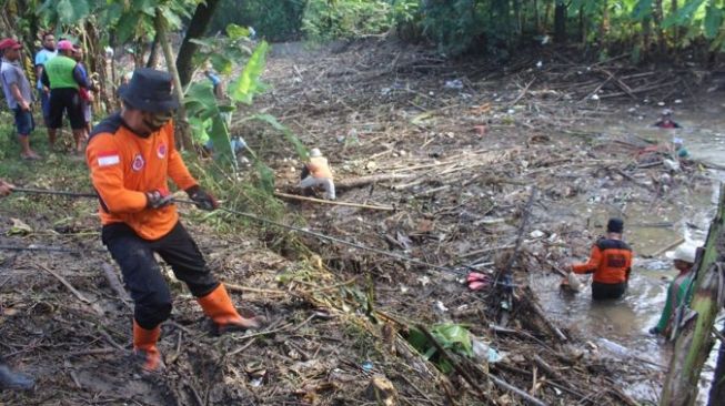 Penampakan Sampah 10 Ton di Sungai Sragen yang Nyaris Putuskan Jembatan!