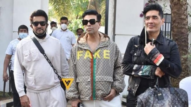 Sutradara dan produser Karan Johar (tengah) bersama Manish Malhotra (kanan) menghadiri pernikahan Varun Dhawan dan Natasha Dalal. [Instagram]