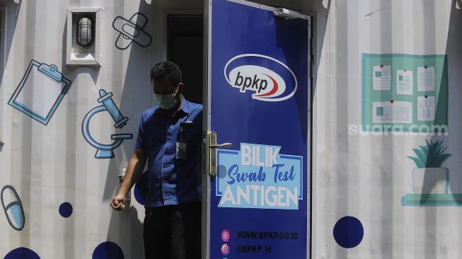 Aparatur Sipil Negara (ASN) usai mengikuti tes usap (swab test) antigen di kantor Badan Pengawasan Keuangan dan Pembangunan (BPKP), Jakarta, Senin (25/1/2021). [Suara.com/Angga Budhiyanto] 