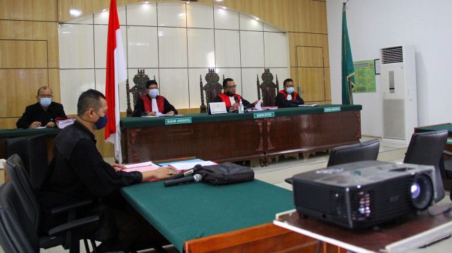 Majelis hakim menggelar sidang perkara penyelundupan narkotika jenis sabu dengan terdakwa M Yusuf dan Rio Sandri secara virtual di Pengadilan Negeri (PN) Kelas IA Dumai di Dumai, Riau, Senin (25/1/2021). ANTARA FOTO/Aswaddy Hamid
