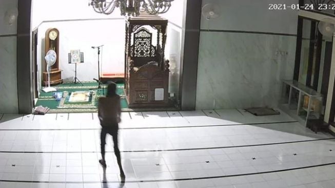 Maling Colong Duit Kotak Amal Masjid Tanjungpinang, Kabur Pura-pura Telepon