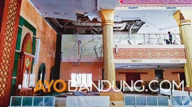 Bruk! Atap Masjid di Indramayu Ambruk ketika Jamaah sedang Berzikir