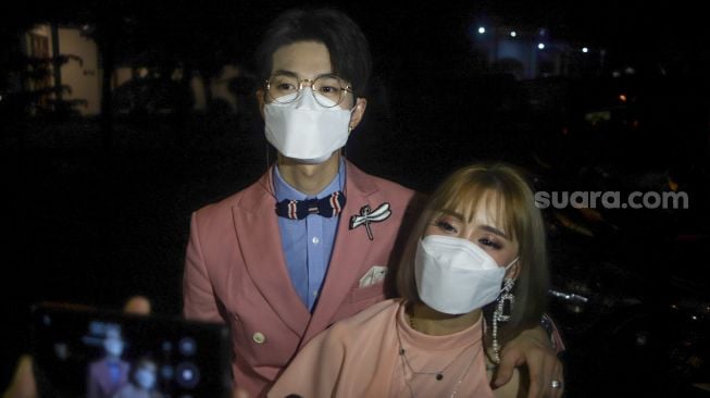 Pasangan Lee Jeong Hoon dan Moa Aeim menemui awak media usai menghadiri acara pertunangan Vicky Prasetyo dan Kalina Oktarani di Bekasi, Jawa Barat, Minggu (24/1/2021). [Suara.com/Alfian Winanto]