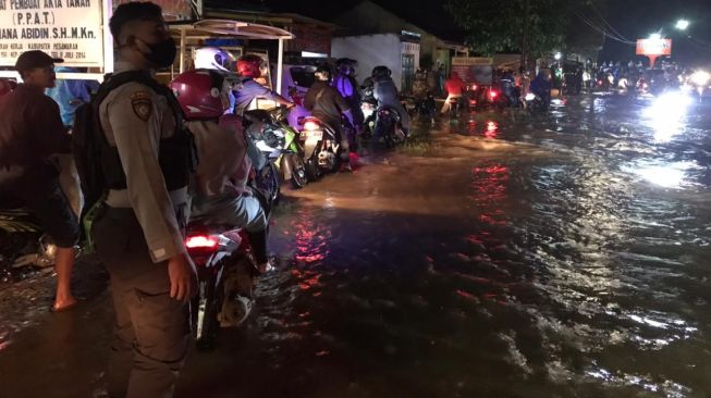 Banjir, Jalur Pesawaran-Bandar Lampung Lumpuh Total