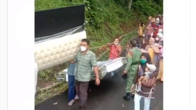 Rombongan pengantin bawa seserahan dikira ngungsi. [Instagram/@manaberita]