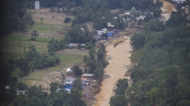 Foto udara kondisi sebuah desa yang luluh lantak akibat banjir bandang di Kabupaten Hulu Sungai Tengah, Kalimantan Selatan, Minggu (24/1/2021).  [ANTARA FOTO/Bayu Pratama S]