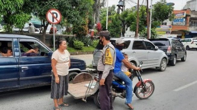 Razia Masker di Medan Timur, Belasan Warga Diberi Sanksi Sos