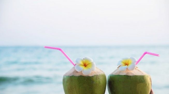 Segar dan Nikmat, Ini 5 Manfaat Minum Air Kelapa Muda Bagi Kesehatan