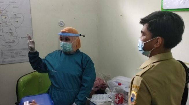 Vaksinasi Covid-19 Perdana di Lebak Molor Satu Jam; Ini Kendalanya