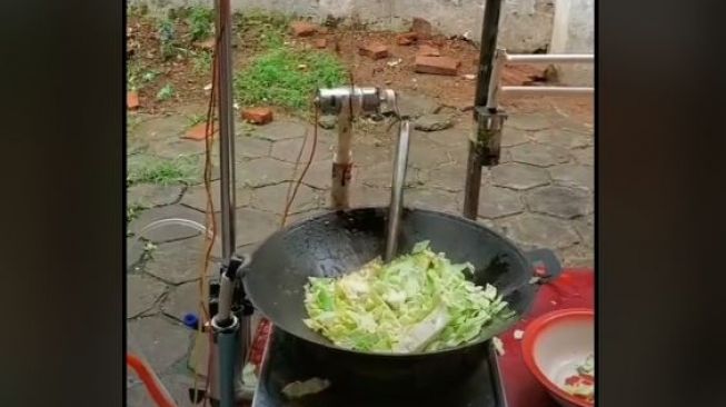 Bukannya Terkesan, Robot Masak Buatan Pria Ini Malah Bikin Ngakak