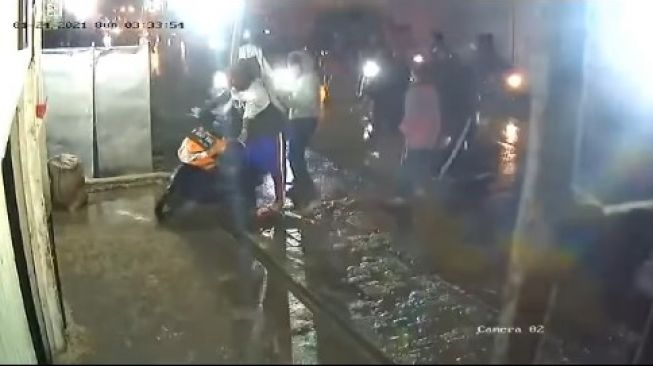 Sebanyak 3 pemotor dibacok-bacok dalam tawuran geng motor di kawasan Kosambi, Dadap, Tangerang, Banten. Video detik-detik pemotor dibacok-vacok itu viral.