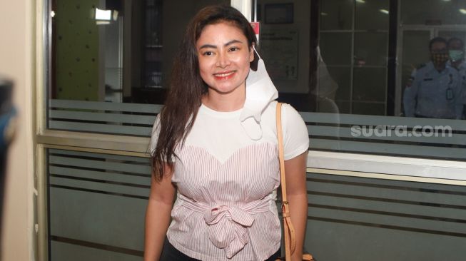 Model Vitalia Shesya saat ditemui awak media usai wajib lapor di Balai Permasyarakatan Salemba sebagai tindak lanjut program asimilasi atas kasus narkoba yang menjeratnya di Salemba, Jakarta Pusat, Selasa (26/1/2021). [Suara.com/Alfian Winanto]