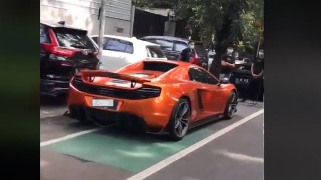 Viral Deretan Supercar Parkir di Jalur Sepeda, Mobil Ini Jadi Sorotan