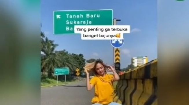 Cewek Ganti Baju di Pinggir Tol Bogor, Netizen: Makin Rusak Aja Moral!