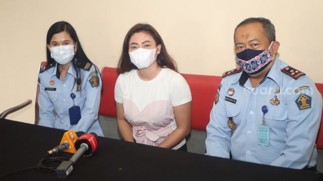 Model Vitalia Shesya saat ditemui usai wajib lapor di Balai Permasyarakatan Salemba sebagai tindak lanjut program asimilasi atas kasus narkoba yang menjeratnya di Salemba, Jakarta Pusat, Selasa (26/1/2021). [Suara.com/Alfian Winanto]