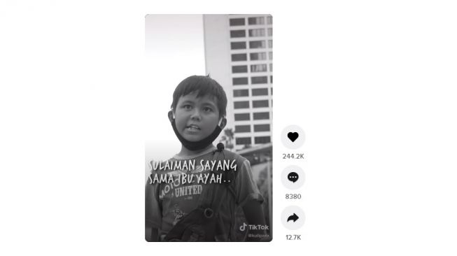 Bocah penjual donat dengan pesan mengharukan. [TikTok]